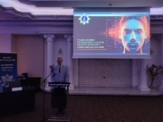 Zdjęcie przedstawia podinsp. Dariusza Zajdla podczas wystąpienia konferencyjnego