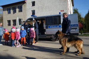 policjanci z psem i przedszkolaki