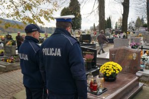 policjanci na grobie zmarłego policjanta