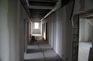 korytarz w czasie budowy