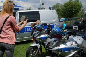 motocykle policyjne i uczestnicy festynu