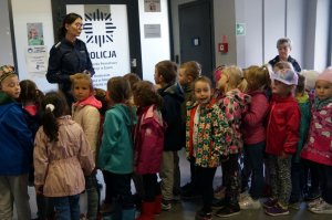policjantka i przedszkolaki w poczekalni komendy