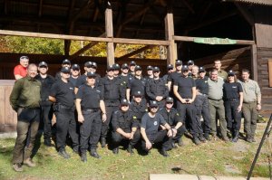 zdjęcie grupowe policjantów i leśników