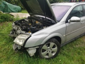 zniszczony samochód na miejscu zdarzenia