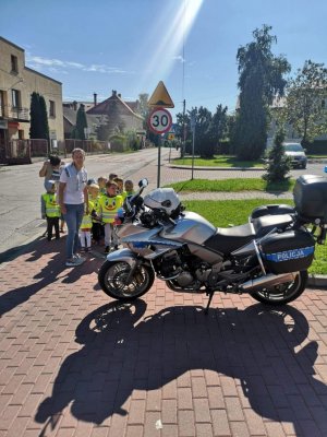 dzieci przy policyjnym motocyklu