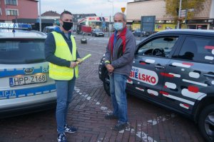 reporter radia bielsko policjantka i przechodzień w tle radiowóz