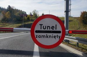 znak drogowy z napisem tunel zamknięty