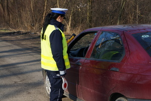 policjantka podczas pomiaru trzeźwości kierowcy