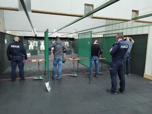 zdjęcie kolorowe policjanci przygotowujący się do strzelania